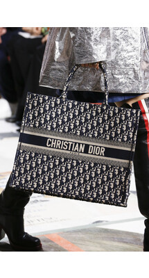 Details Christian Dior , Details Dior Fall 2018 Ready-to-Wear , Детали показа Кристиан Диор , Детали показа Диор осень зима 2018 , Fashion show , неделя моды в Париже , PFW , Мария Грация Кьюри , Mainstyles